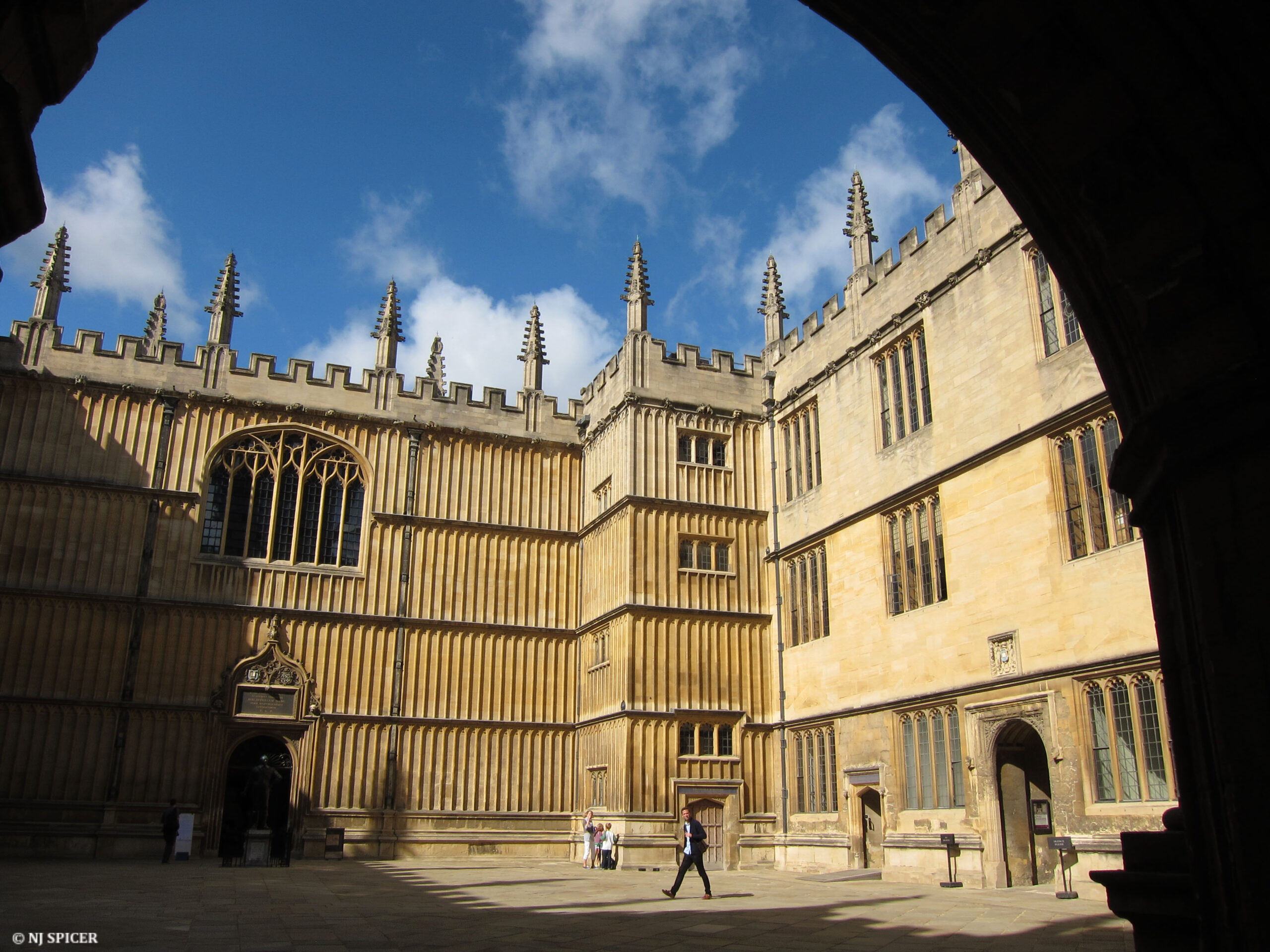 Bên ngoài thư viện Bodleian