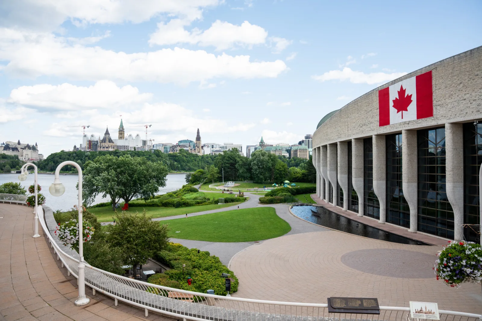 Học bổng Canada thường đến từ đâu?